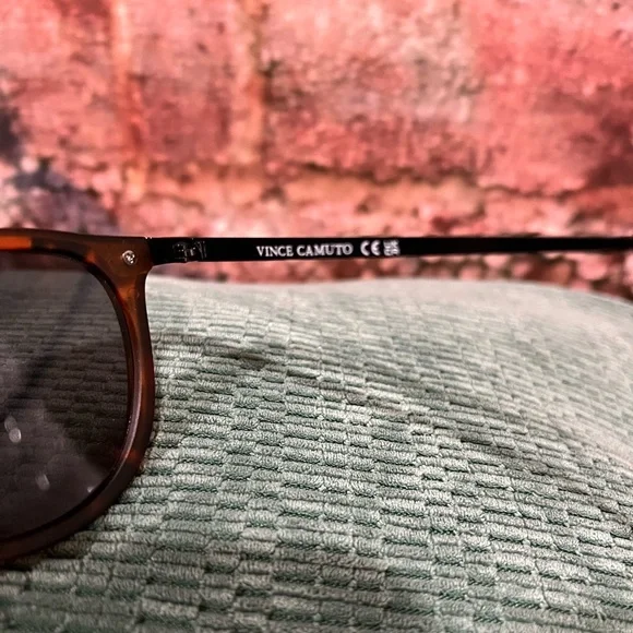 NEW VINCE CAMUTO 100% UAV ABSORPTIVE SUNGLASSESTIVE TORTOISE SHELL  R - Picture 4 of 7